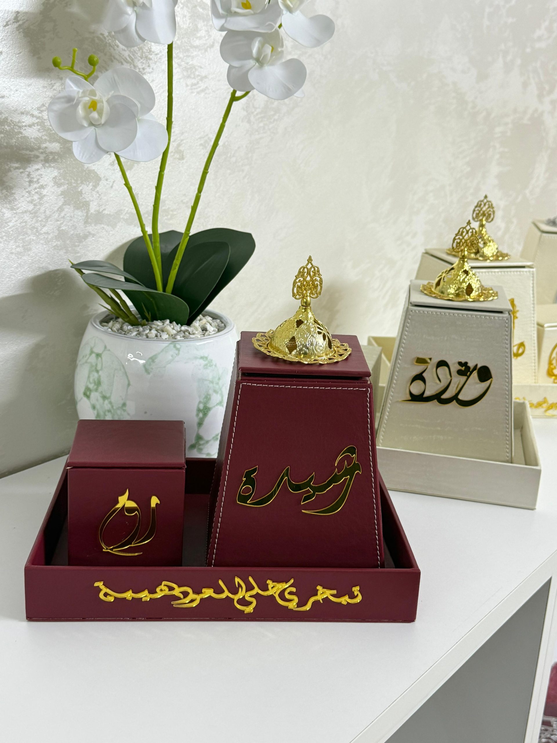 علبة البخور الجلدية الفاخرة — مبخرة وبخور في إطار راقٍ علبة البخور الجلدية الفاخرة — مبخرة وبخور في إطار راقٍ